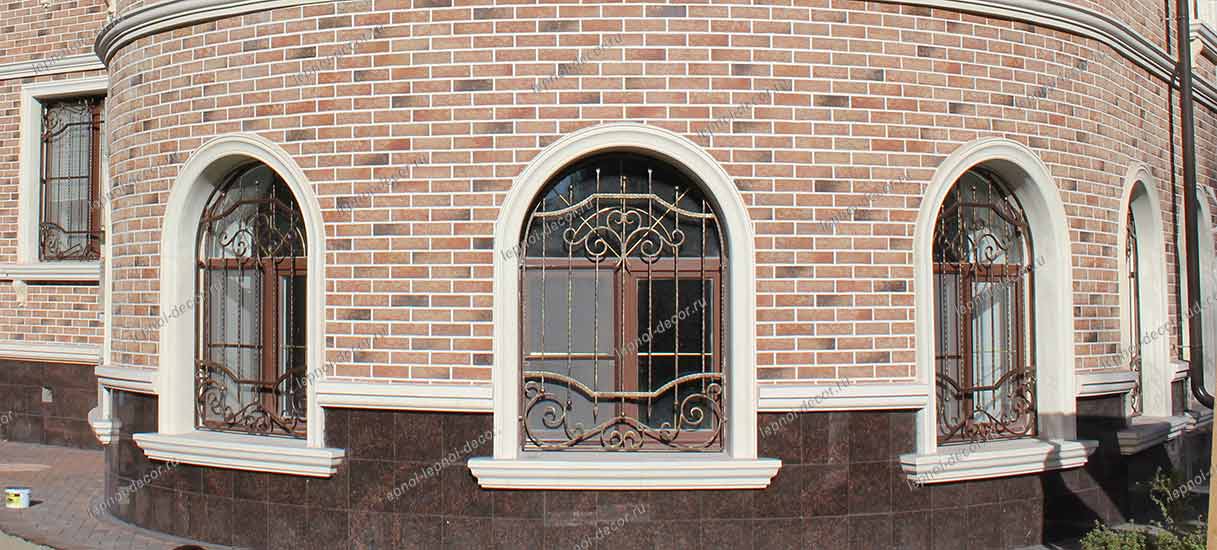 Фото фасадных арок на окнах