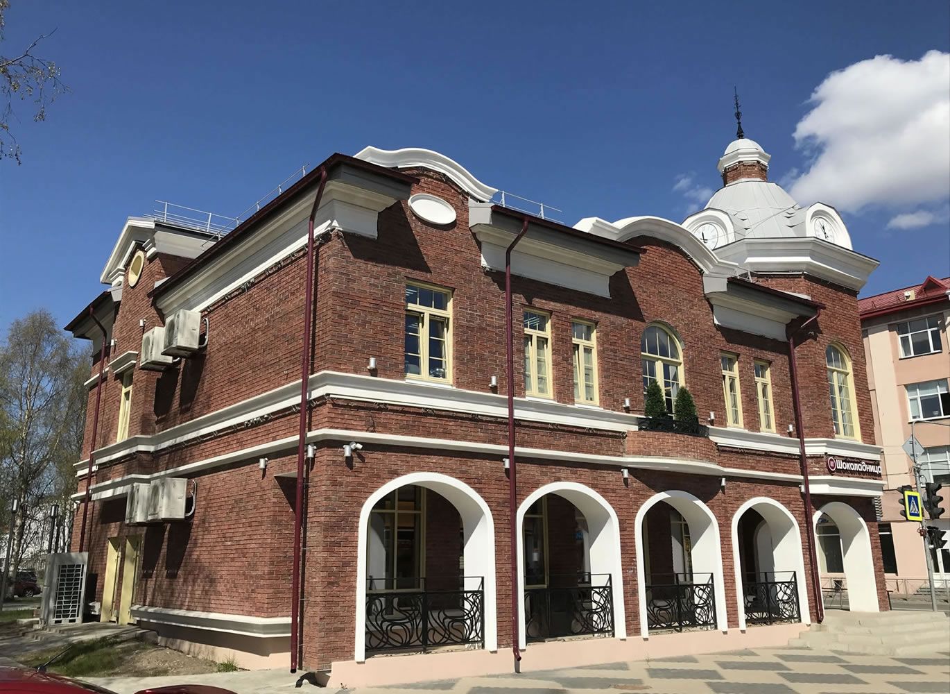 Фасадный декор делового центра в Архангельске