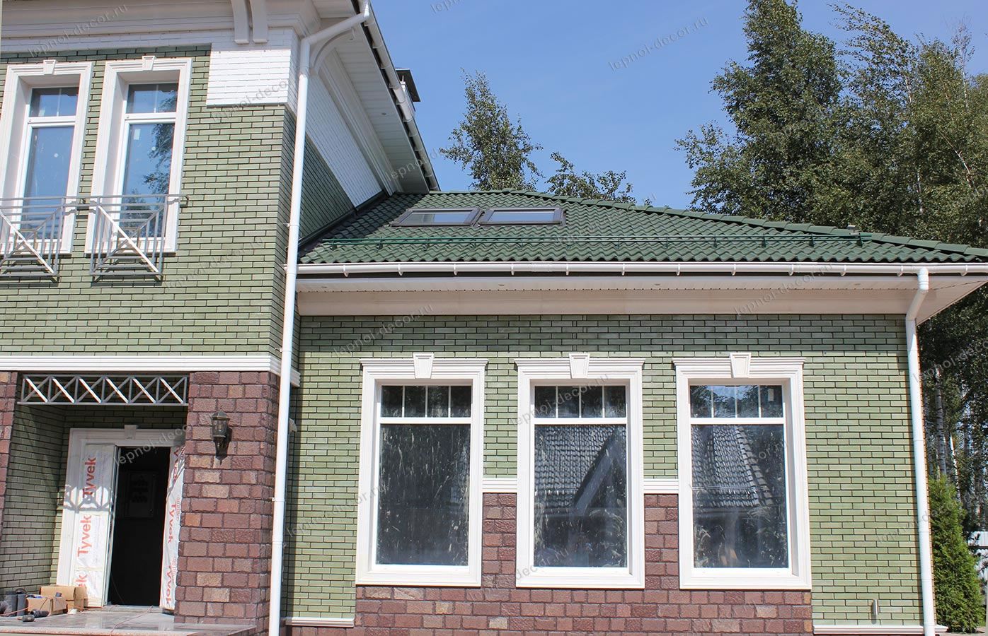 Отделка фасада загородного дома