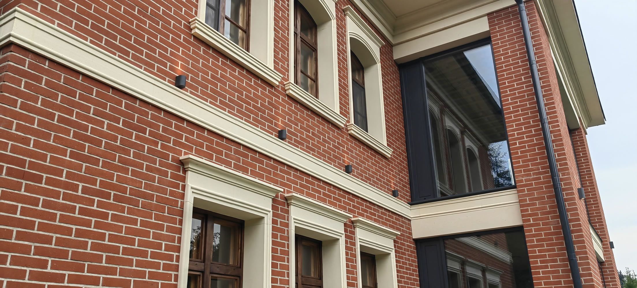 Фасад загородного дома из полимербетона