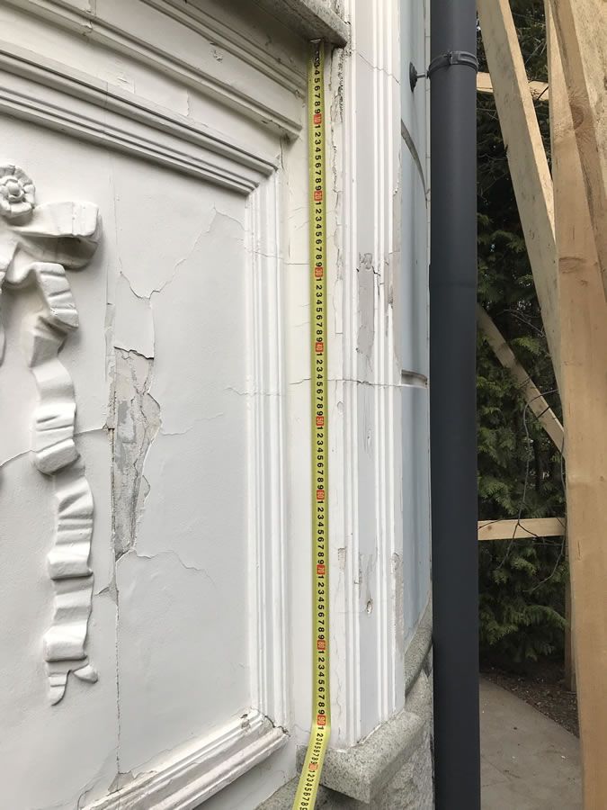 Общий вид фасада с гипсовым декором до реставрации