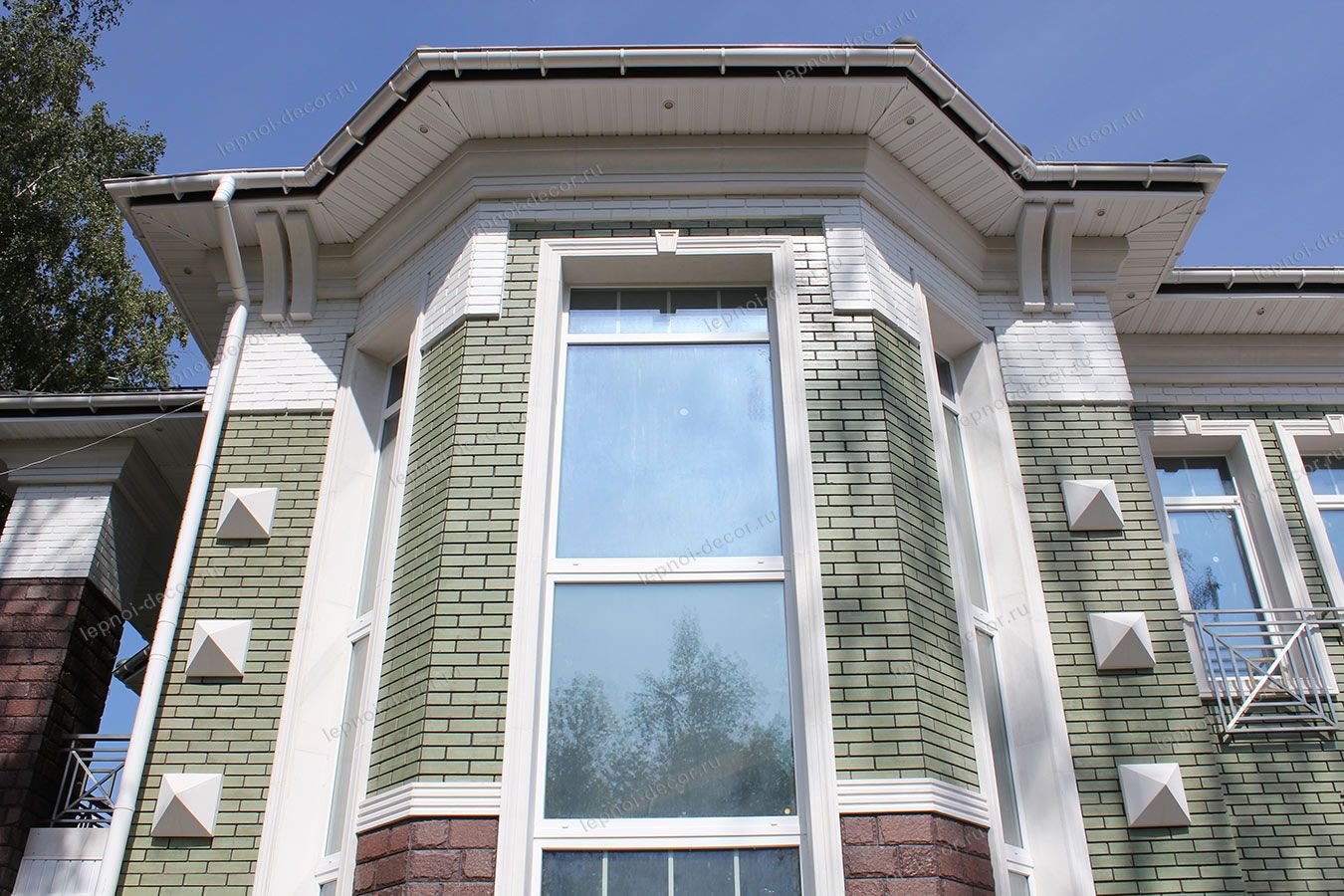 Отделка фасада загородного дома