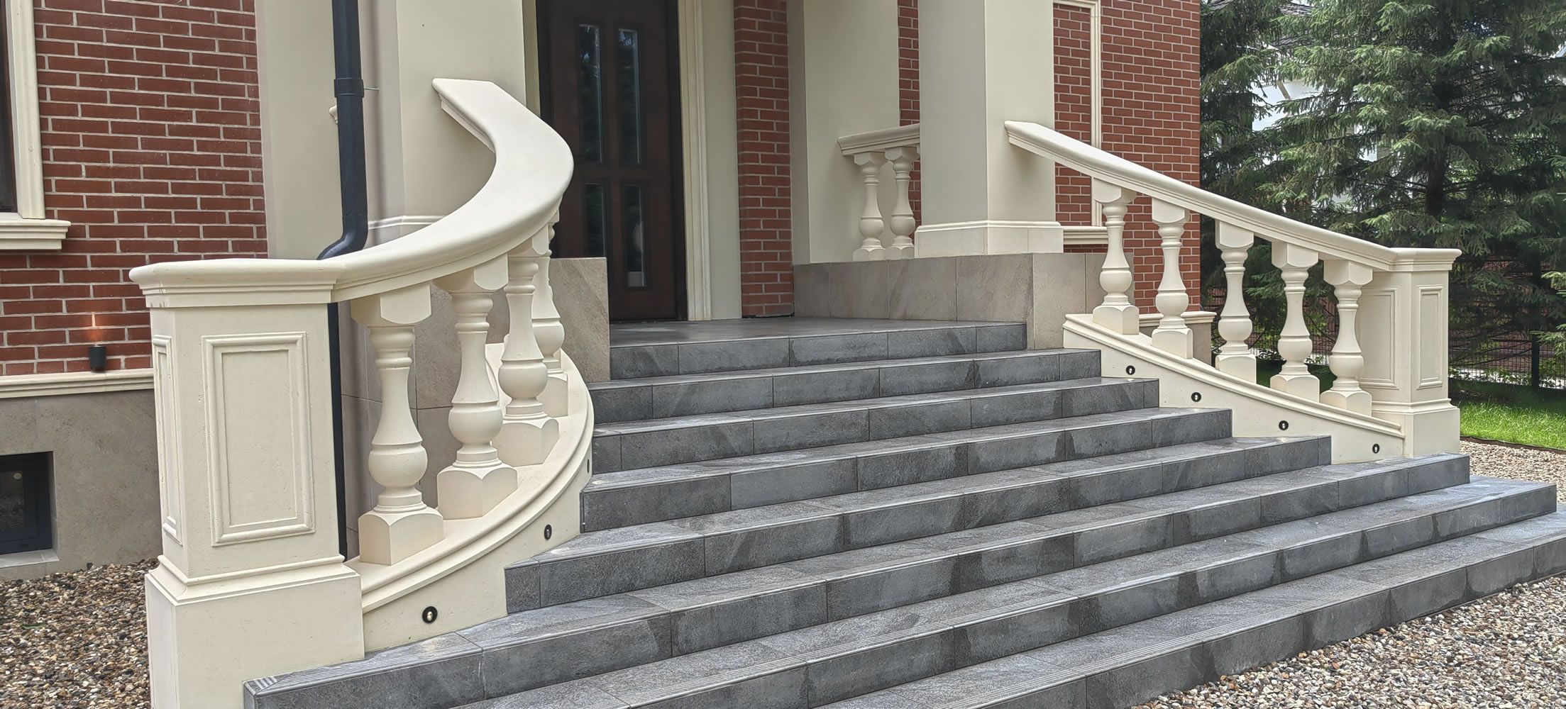 Фасад загородного дома из полимербетона