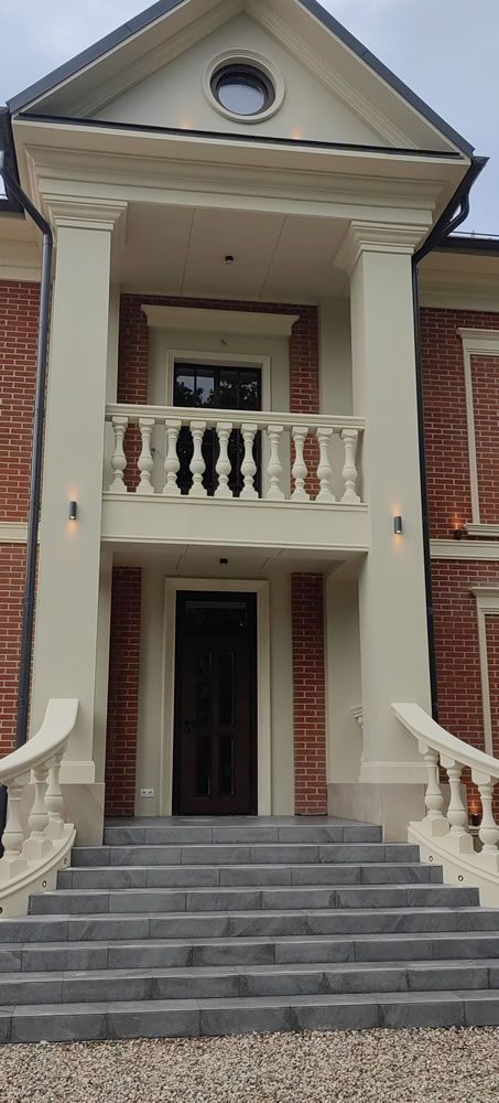 Фасад загородного дома из полимербетона