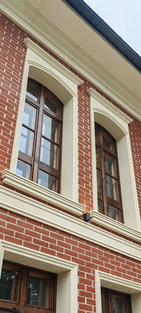 Фасад загородного дома из полимербетона