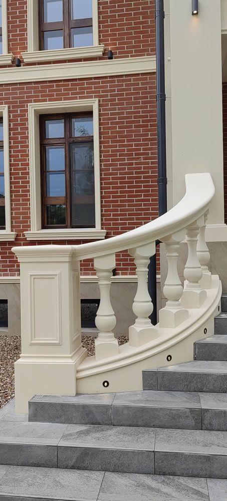 Фасад загородного дома из полимербетона