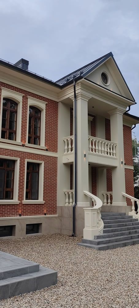 Фасад загородного дома из полимербетона