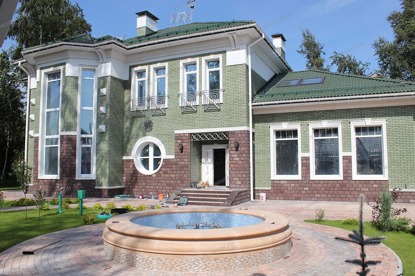 Отделка фасада загородного дома