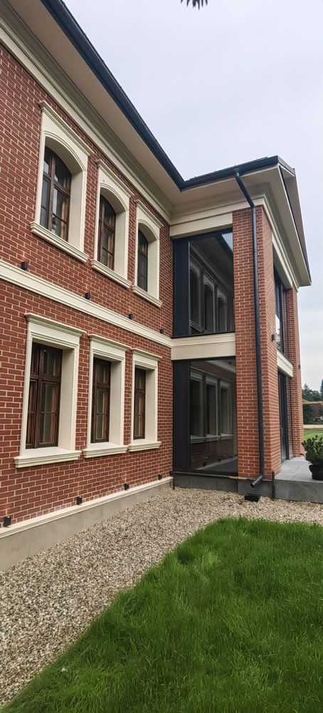 Фасад загородного дома из полимербетона