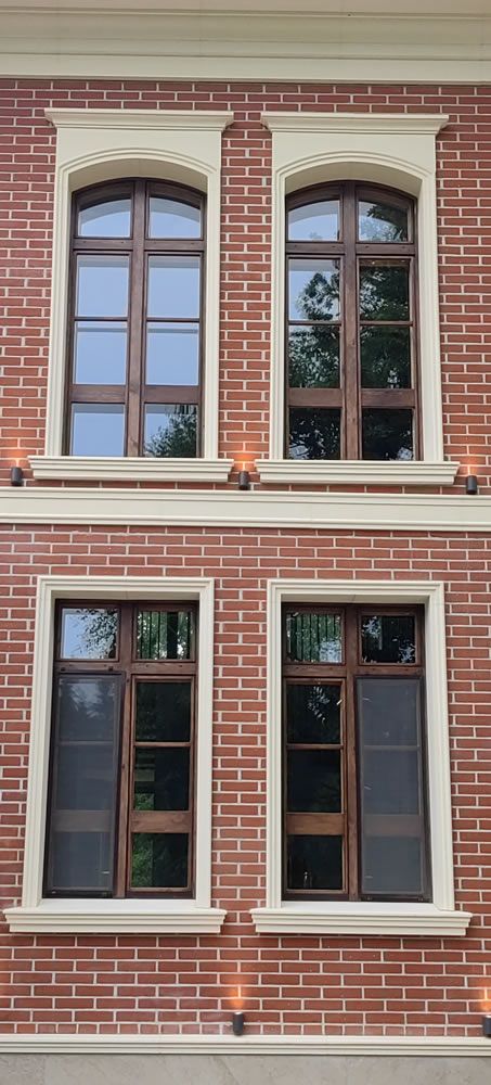 Фасад загородного дома из полимербетона