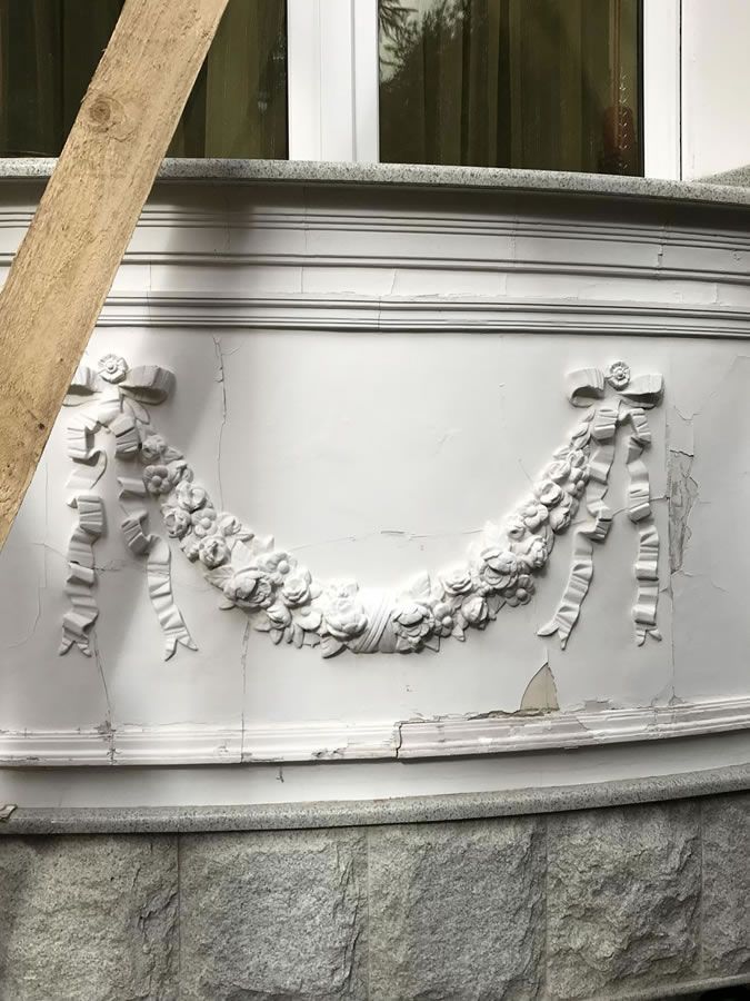 Разрушенный гипсовый декор на фасаде дома в Солнечногорске, трещины и сколы