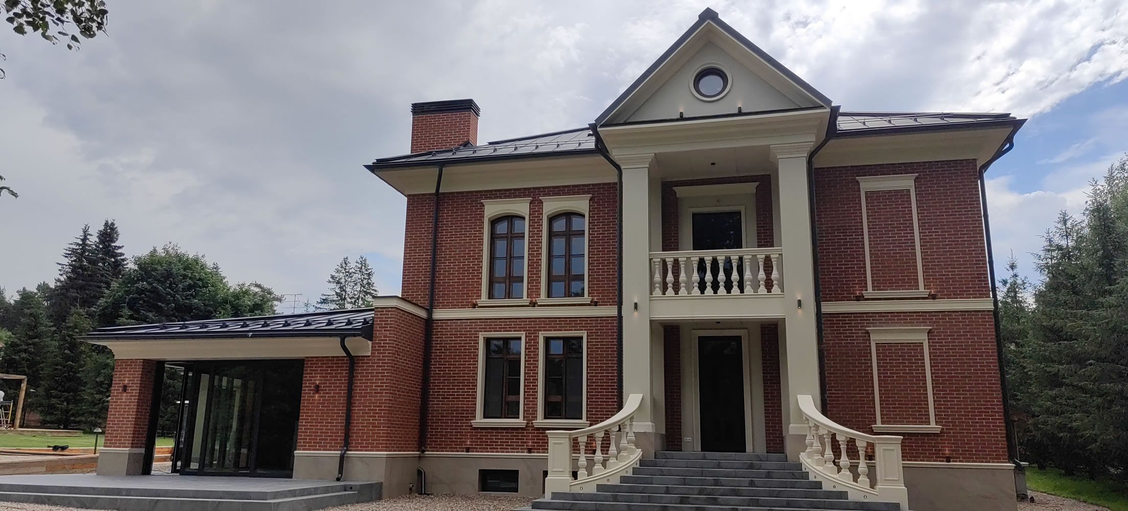 Фасад загородного дома из полимербетона