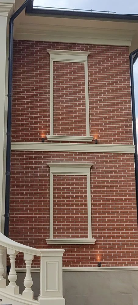 Фасад загородного дома из полимербетона