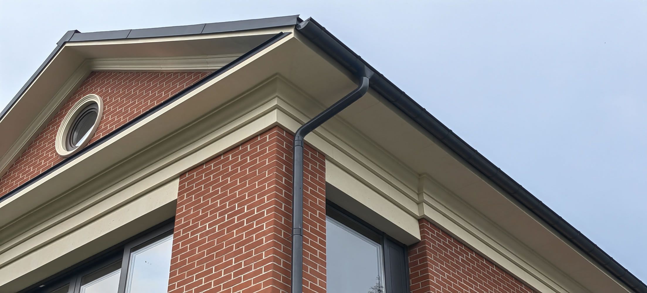 Фасад загородного дома из полимербетона